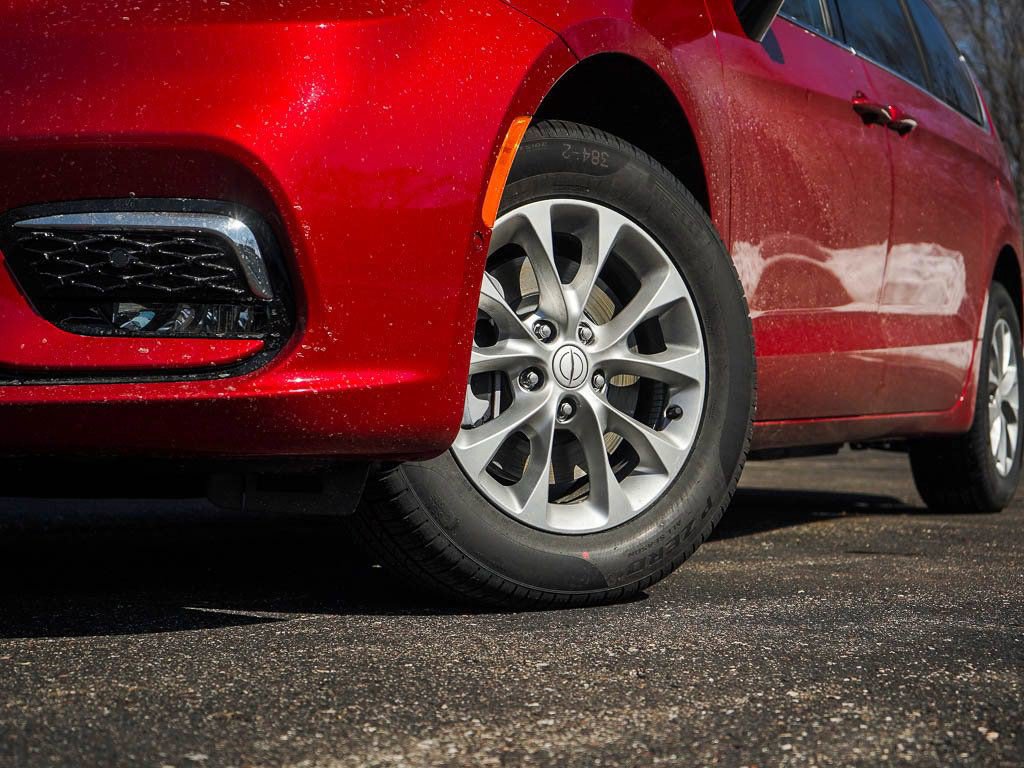New 2026 Chrysler Pacifica Select AWD/4WD image 5