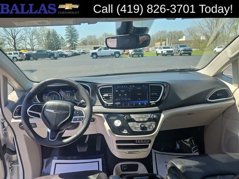 Used 2024 Chrysler Pacifica Touring-L FWD image 21
