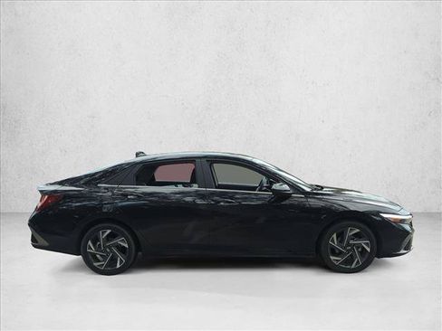 Used 2025 Hyundai Elantra SEL FWD image 4