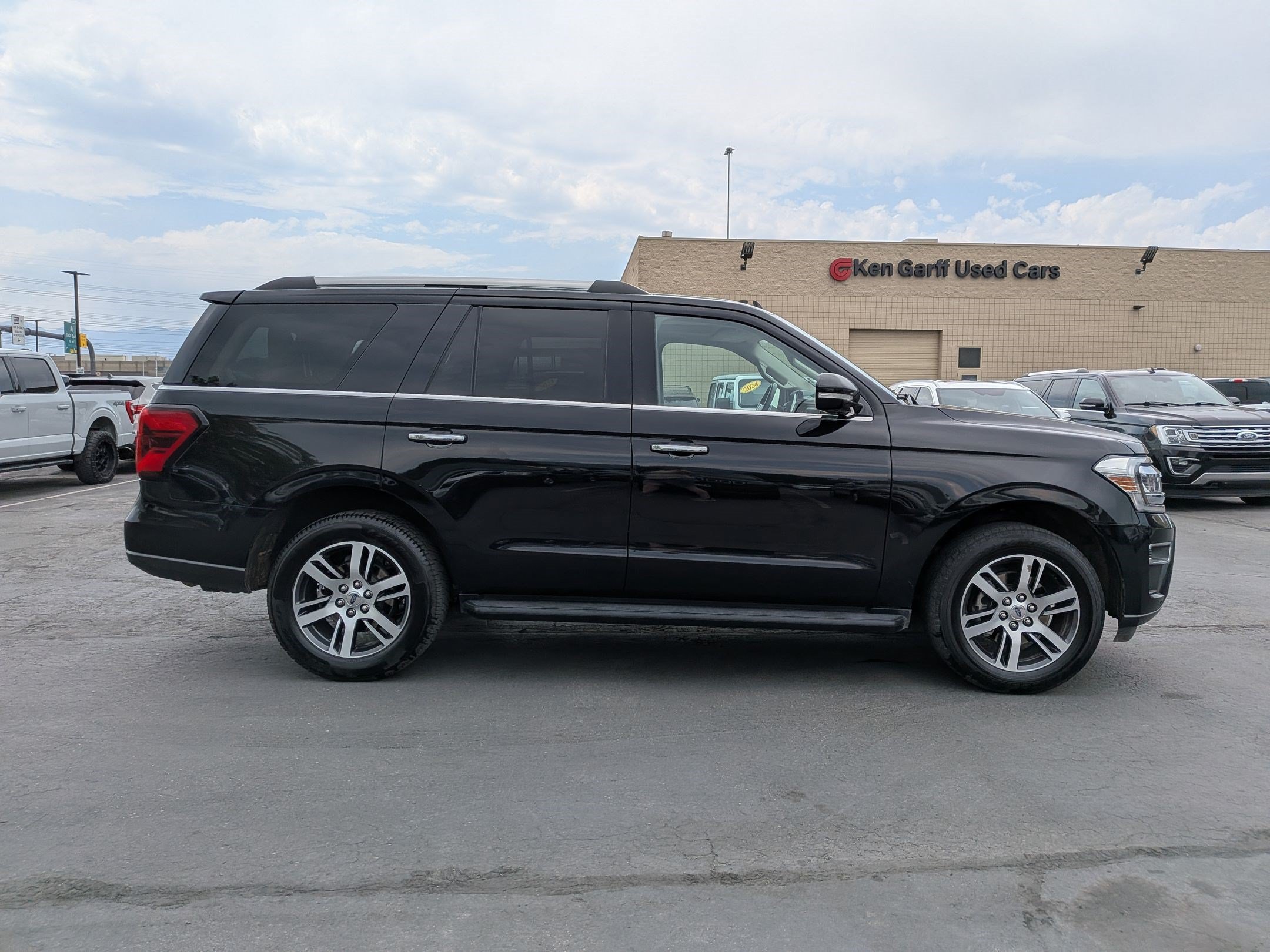 Used 2024 Ford Expedition Limited AWD/4WD image 2