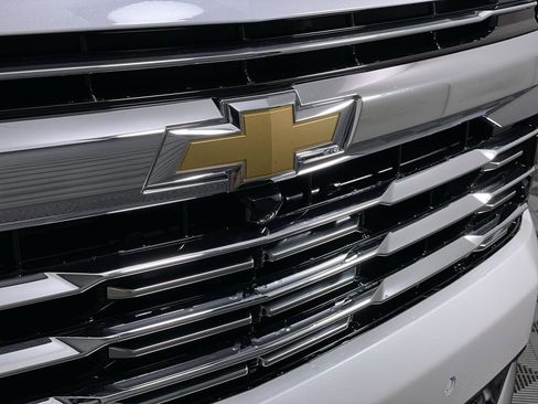 New 2025 Chevrolet Suburban Premier image 32