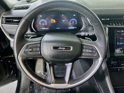 Used 2023 Jeep Grand Cherokee Altitude AWD/4WD image 11