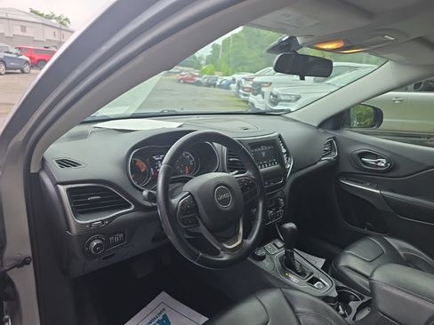 Used 2019 Jeep Cherokee Latitude Plus AWD/4WD image 12