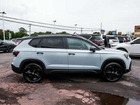 Used 2025 Volkswagen Taos SE AWD/4WD image 7
