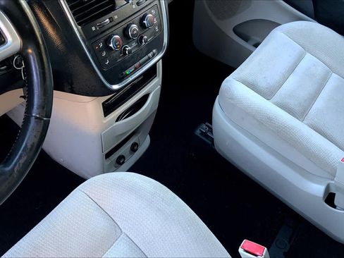 Used 2019 Dodge Grand Caravan SE w/ UConnect Hands-Free Group image 13