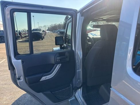 Used 2016 Jeep Wrangler Unlimited Sahara image 34