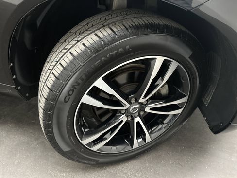 Used 2018 Volvo XC60 T5 Momentum w/ Convenience Package image 11