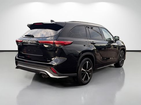Used 2022 Toyota Highlander XSE FWD image 3