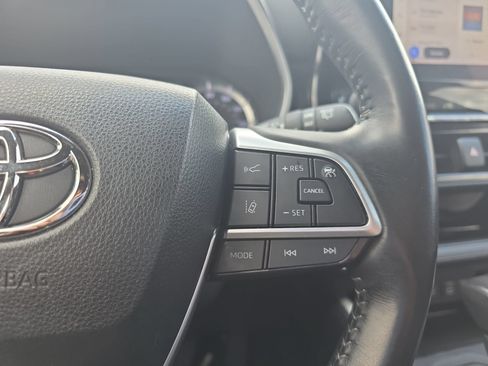 Used 2023 Toyota Highlander XSE FWD image 18