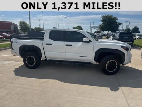 Used 2025 Toyota Tacoma TRD Off-Road AWD/4WD image 2