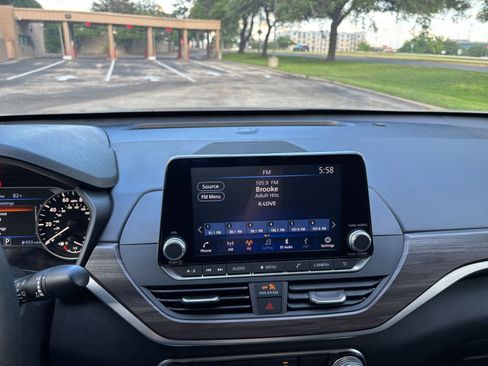 Used 2025 Nissan Altima 2.5 SV FWD image 17