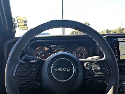 Used 2025 Jeep Gladiator Mojave w/ Technology Group image 23