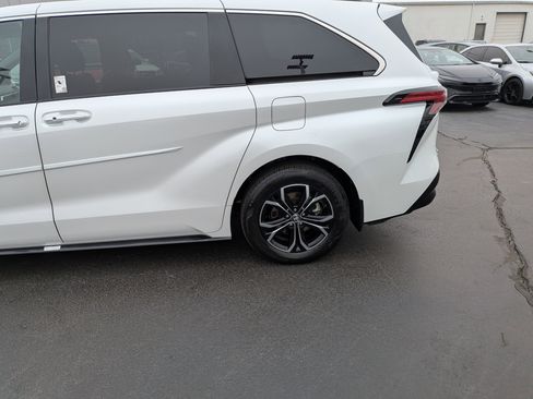 Certified 2025 Toyota Sienna Platinum image 6