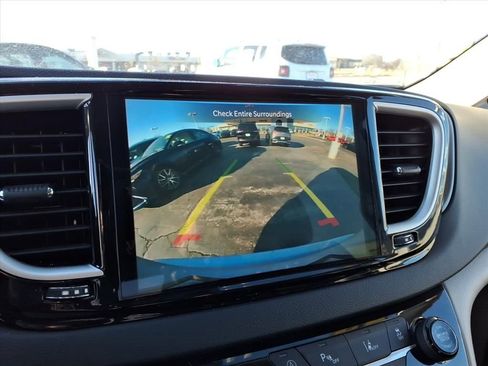 Certified 2023 Chrysler Pacifica Touring-L image 16