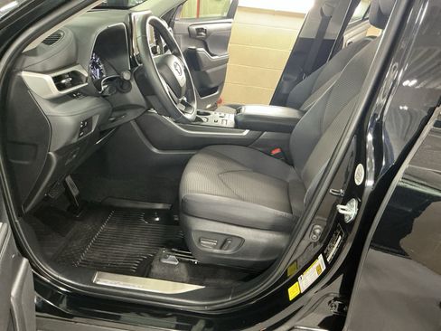 Used 2023 Toyota Highlander LE AWD/4WD image 11