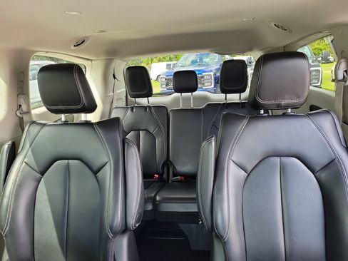 Used 2023 Chrysler Pacifica Touring-L FWD image 17