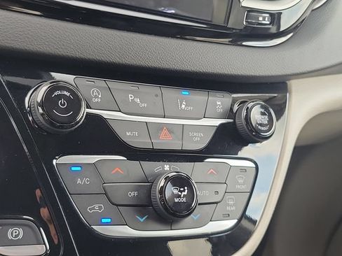 Used 2024 Chrysler Pacifica Touring-L FWD image 26