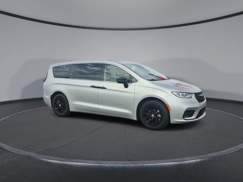 Used 2024 Chrysler Pacifica Touring-L image 2