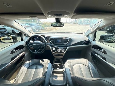 Used 2019 Chrysler Pacifica Touring-L FWD image 29