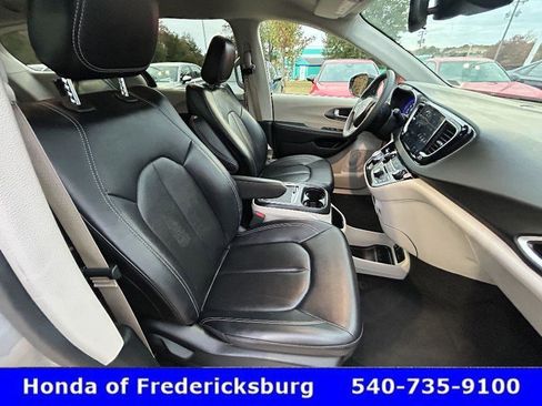 Used 2024 Chrysler Pacifica Touring-L image 34