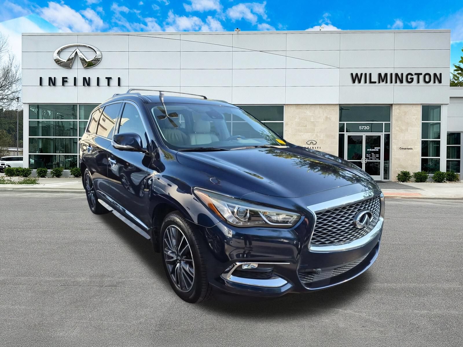 Used 2017 INFINITI QX60 Luxe w/ Deluxe Technology Package AWD/4WD image 1