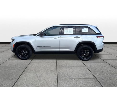 Used 2025 Jeep Grand Cherokee Altitude AWD/4WD image 2