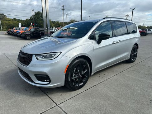 New 2026 Chrysler Pacifica Limited w/ S Appearance Package image 1