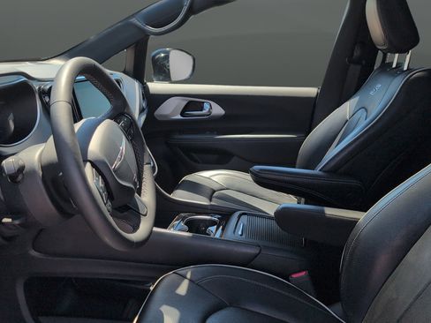 Used 2025 Chrysler Pacifica Limited FWD image 10