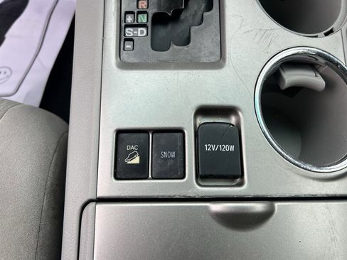 Used 2012 Toyota Highlander AWD w/ Tech Pkg image 16