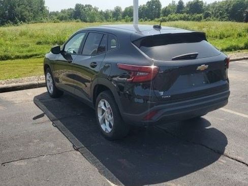 Used 2025 Chevrolet Trax LS w/ LS Convenience Package FWD image 4