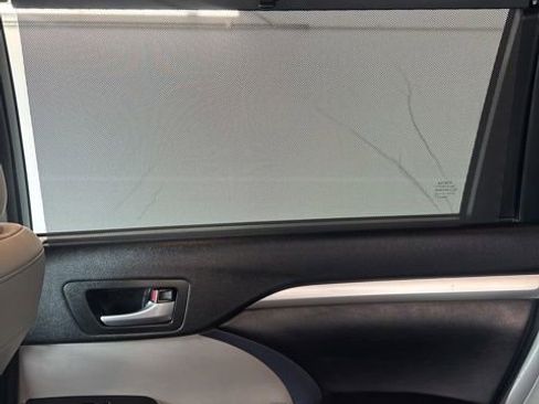 Used 2017 Toyota Highlander XLE FWD image 24