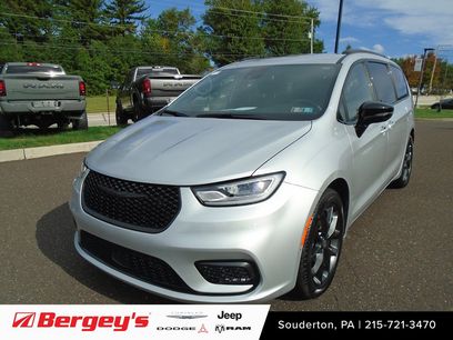 Used 2026 Chrysler Pacifica Select w/ S Appearance Package