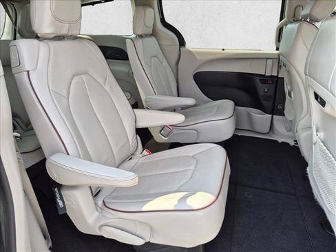 Used 2018 Chrysler Pacifica Limited w/ Advanced Safetytec Group FWD image 23