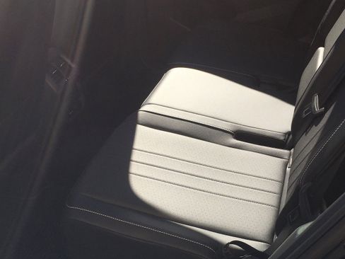 New 2024 Volkswagen Tiguan SE R-Line image 9