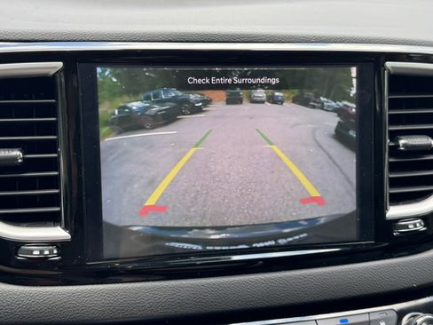 Used 2024 Chrysler Pacifica Touring-L FWD image 27