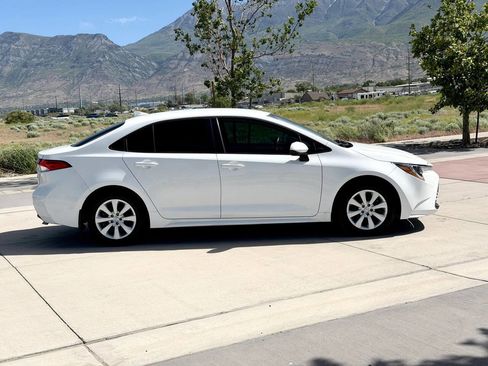 Used 2025 Toyota Corolla LE FWD image 4
