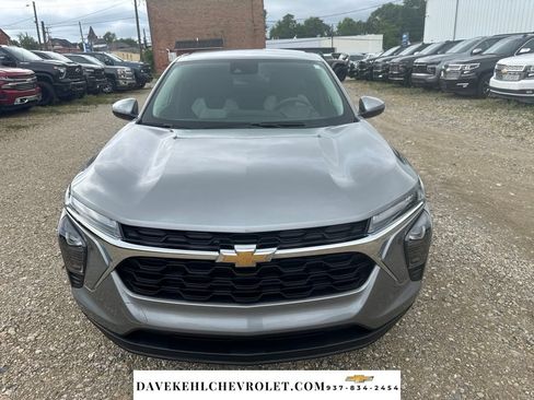 Used 2025 Chevrolet Trax LS w/ LS Convenience Package FWD image 2