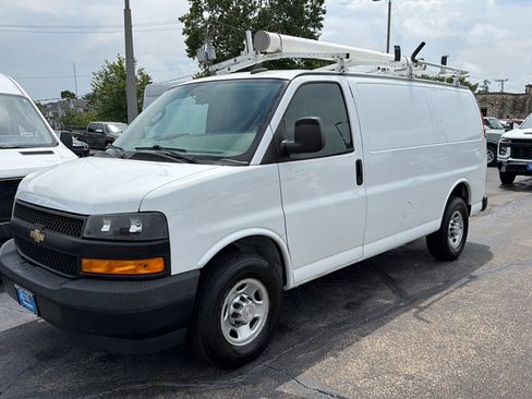 Used 2019 Chevrolet Express 3500 w/ Driver Convenience Package RWD image 3