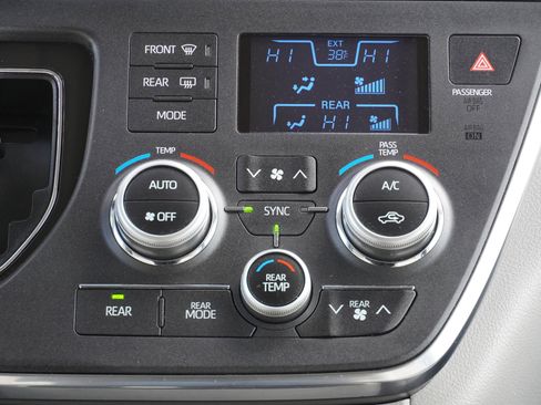 Used 2018 Toyota Sienna LE image 34