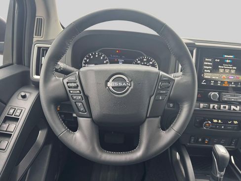 Used 2025 Nissan Frontier SV w/ SV Convenience Package image 13