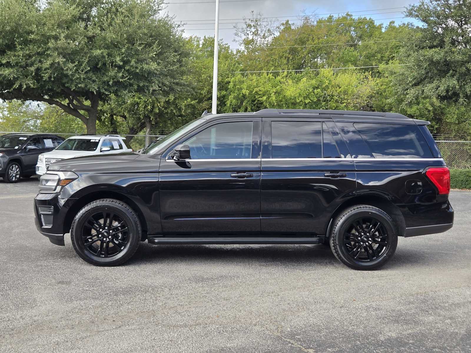 Used 2024 Ford Expedition XLT RWD image 4
