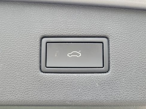 Used 2024 Volkswagen Tiguan SE image 11