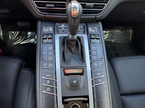 Certified 2021 Porsche Macan image 31