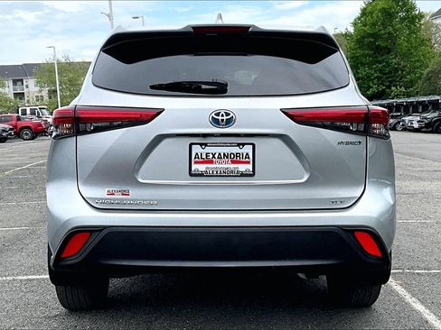 Used 2022 Toyota Highlander XLE AWD/4WD image 4