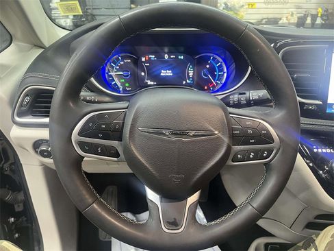 Used 2024 Chrysler Pacifica Select image 18