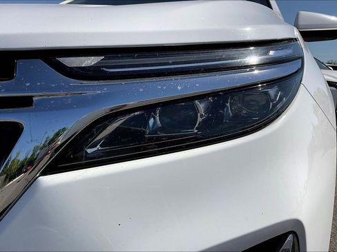 Used 2023 Chevrolet Equinox Premier image 6