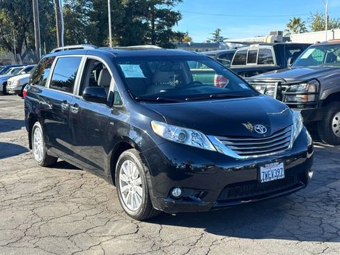 Used 2017 Toyota Sienna XLE 7-Passenger image 1