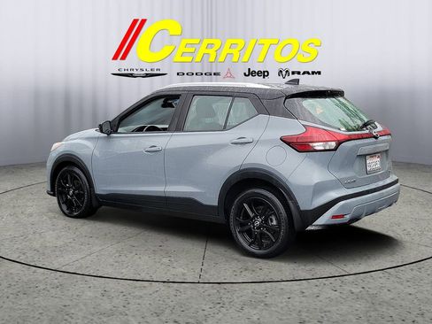 Used 2022 Nissan Kicks SV image 2