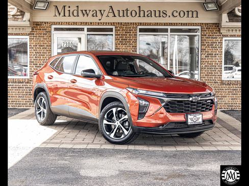 Used 2024 Chevrolet Trax RS w/ Sunroof Package FWD image 2