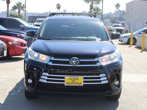Used 2019 Toyota Highlander Plus FWD image 2